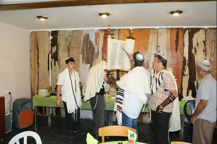 חגיגת בר מצווה של אוהד משי בצל ירי הקאסמים (מערכת וואלה! NEWS , שי חיון ניזרי)