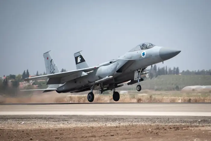 מטוס בז F15 בבסיס חיל האוויר תל נוף - ברקע התקיפה בעזה (דובר צה"ל) מטוס בז F15 בבסיס חיל האוויר תל נוף - ברקע התקיפה בעזה (דובר צה"ל)