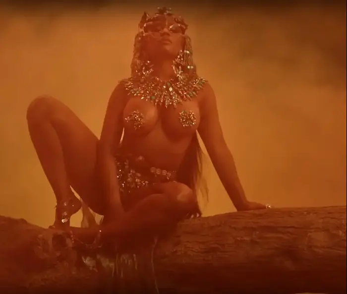 ניקי מינאז' בקליפ "Ganja Burn" (צילום מסך , יוטיוב) ניקי מינאז' בקליפ "Ganja Burn" (צילום מסך , יוטיוב)