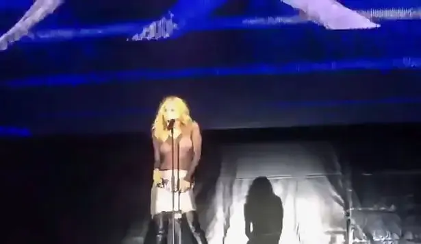 מרת'ה סנצ'ז נותרת ערומה על הבמה (צילום מסך) מרת'ה סנצ'ז נותרת ערומה על הבמה (צילום מסך)