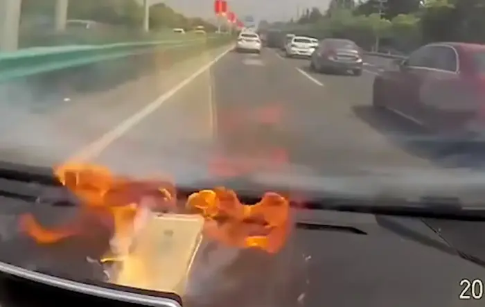 אייפון מתלקח ומתפוצץ בזמן נסיעה (צילום מסך)