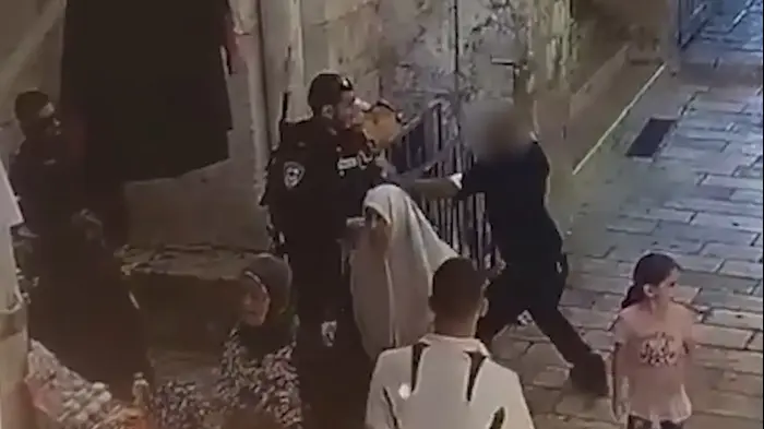 תיעוד ניסיון פיגוע הדקירה בעיר העתיקה בירושלים על ידי תושב אום אל-פחם (צילום מסך , דוברות המשטרה) תיעוד ניסיון פיגוע הדקירה בעיר העתיקה בירושלים על ידי תושב אום אל-פחם (צילום מסך , דוברות המשטרה)