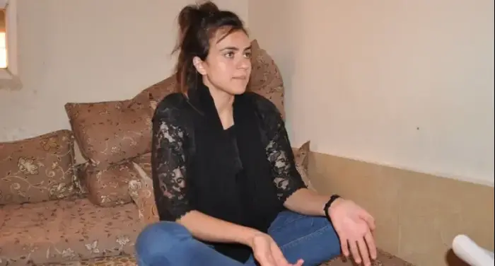נערה יזידית שהייתה בשבי דאעש, ברחה לגרמניה ונתקלה בחוטף שלה, בריאיון ממחנה עקורים בחבל הכורדי בעיראק, אוגוסט 2018 (אתר רשמי) נערה יזידית שהייתה בשבי דאעש, ברחה לגרמניה ונתקלה בחוטף שלה, בריאיון ממחנה עקורים בחבל הכורדי בעיראק, אוגוסט 2018 (אתר רשמי)