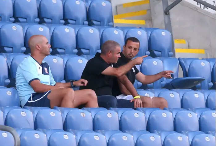 בני בן זקן מאמן בני סכנין עם עוזרו עודד קוטר (קובי אליהו) בני בן זקן מאמן בני סכנין עם עוזרו עודד קוטר (קובי אליהו)