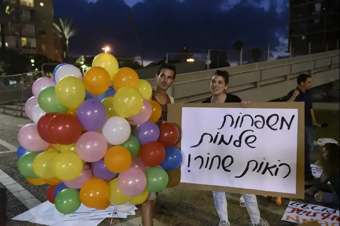 מאות תושבי עוטף עזה מפגינים בצומת עזריאלי בתל אביב נגד אזלת יד הממשלה, ה-18 באוגוסט 2018 (ראובן קסטרו) מאות תושבי עוטף עזה מפגינים בצומת עזריאלי בתל אביב נגד אזלת יד הממשלה, ה-18 באוגוסט 2018 (ראובן קסטרו)