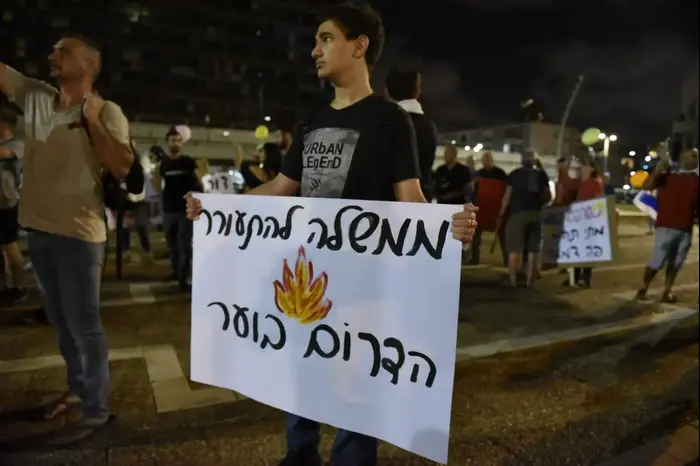 מאות תושבי עוטף עזה מפגינים בצומת עזריאלי בתל אביב נגד אזלת יד הממשלה, ה-18 באוגוסט 2018 (ראובן קסטרו) מאות תושבי עוטף עזה מפגינים בצומת עזריאלי בתל אביב נגד אזלת יד הממשלה, ה-18 באוגוסט 2018 (ראובן קסטרו)