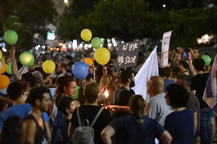 מאות תושבי עוטף עזה מפגינים בצומת עזריאלי בתל אביב נגד אזלת יד הממשלה, ה-18 באוגוסט 2018 (ראובן קסטרו) מאות תושבי עוטף עזה מפגינים בצומת עזריאלי בתל אביב נגד אזלת יד הממשלה, ה-18 באוגוסט 2018 (ראובן קסטרו)