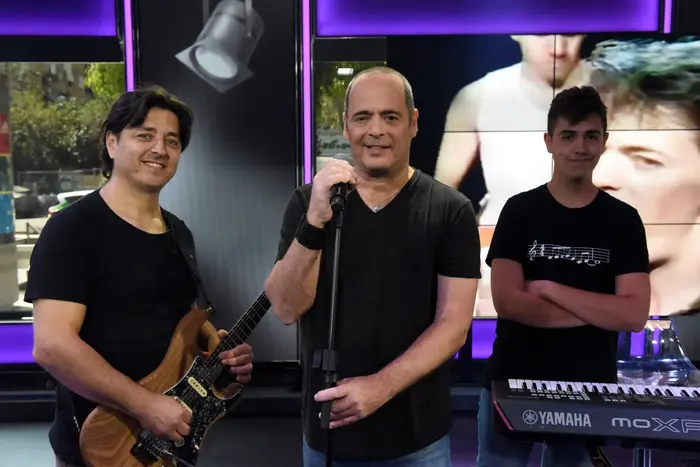 הזמר אדם באולפן השקוף של וואלה! NEWS (ראובן קסטרו) הזמר אדם באולפן השקוף של וואלה! NEWS (ראובן קסטרו)