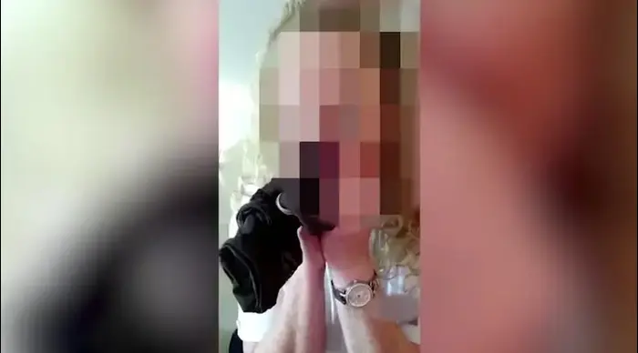 דיילת בריטיש איירווייז התפשטה ונענשה (צילום מסך)