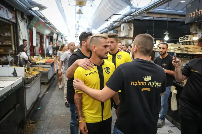 מאור בוזגלו, בית"ר ירושלים בשוק מחנה יהודה (נועם מושקוביץ) מאור בוזגלו, בית"ר ירושלים בשוק מחנה יהודה (נועם מושקוביץ)