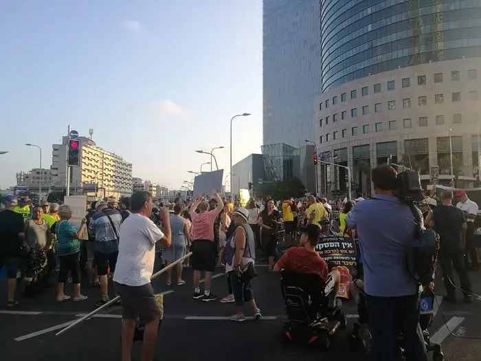 מחאת הנכים בצומת עזריאלי 28 באוגוסט 2018 (מערכת וואלה! NEWS) מחאת הנכים בצומת עזריאלי 28 באוגוסט 2018 (מערכת וואלה! NEWS)