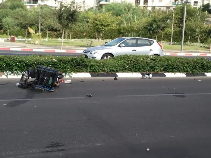 כיסא גלגלים ממונע שנוסעו נהרג מפגיעת רכב בתל אביב, 29 באוגוסט 2018 (תמונות גולשים , "קבוצת החדשות") כיסא גלגלים ממונע שנוסעו נהרג מפגיעת רכב בתל אביב, 29 באוגוסט 2018 (תמונות גולשים , "קבוצת החדשות")