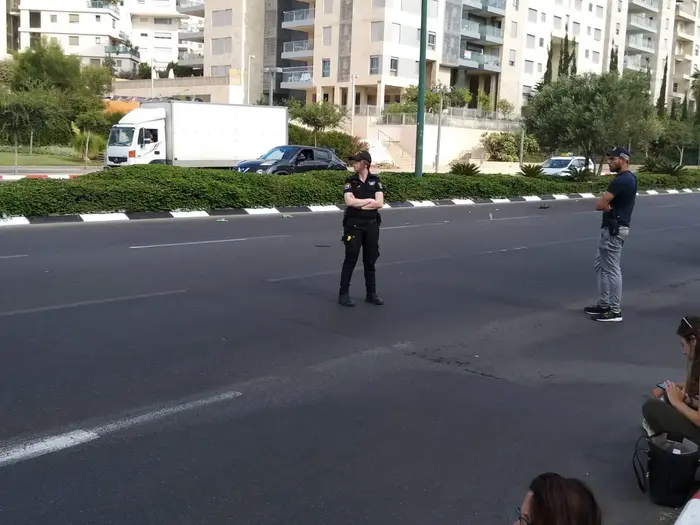 שוטרים בזירת תאונת דרכים שבה נפגע כיסא גלגלים ממונע מרכב בתל אביב, 29 באוגוסט 2018 (תמונות גולשים , "קבוצת החדשות") שוטרים בזירת תאונת דרכים שבה נפגע כיסא גלגלים ממונע מרכב בתל אביב, 29 באוגוסט 2018 (תמונות גולשים , "קבוצת החדשות")