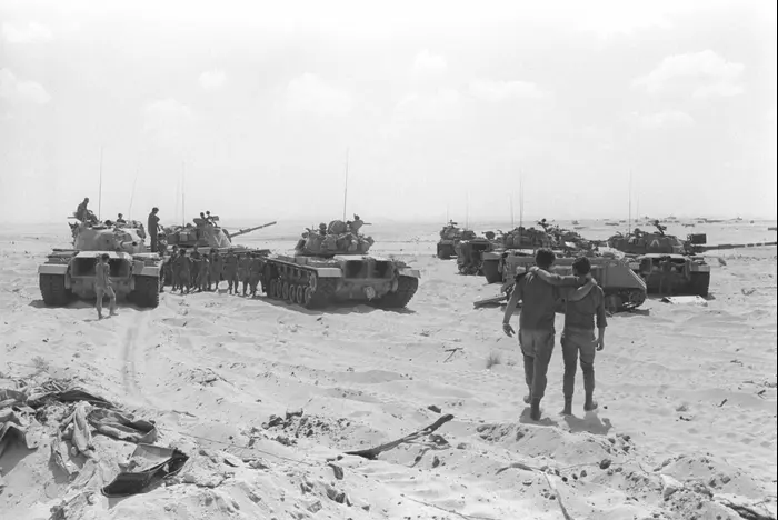 כח מעורב של טנקי מגח 6 (פטון) ונגמשי"ם M-113 במלחמת יום הכיפורים חזית סיני, 10 באוקטובר 1973 (מערכת וואלה! NEWS , צילום: במחנה
באדיבות ארכיון צה"ל במשרד הביטחון) כח מעורב של טנקי מגח 6 (פטון) ונגמשי"ם M-113 במלחמת יום הכיפורים חזית סיני, 10 באוקטובר 1973 (מערכת וואלה! NEWS , צילום: במחנה
באדיבות ארכיון צה"ל במשרד הביטחון)