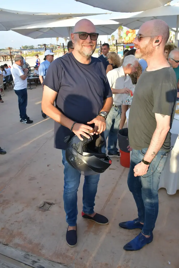 צביקה הדר (אביב חופי) צביקה הדר (אביב חופי)