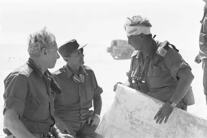 אלוף אריאל שרון (חבוש בראשו) מחזיק בידו את מפת מבצע "אבירי לב"- (תכנית צה"ל לצליחת תעלת סואץ) משמאלו שר הביטחון משה דיין ורא"ל חיים בר-לב, מלחמת יום הכיפורים, אוקטובר 1973 (מערכת וואלה! NEWS , צילום: דובר צה"ל
באדיבות ארכיון צה"ל במשרד הביטחון) אלוף אריאל שרון (חבוש בראשו) מחזיק בידו את מפת מבצע "אבירי לב"- (תכנית צה"ל לצליחת תעלת סואץ) משמאלו שר הביטחון משה דיין ורא"ל חיים בר-לב, מלחמת יום הכיפורים, אוקטובר 1973 (מערכת וואלה! NEWS , צילום: דובר צה"ל
באדיבות ארכיון צה"ל במשרד הביטחון)