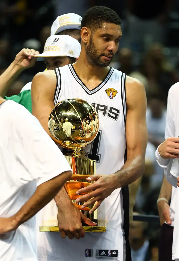 טים דאנקן עם גביע אליפות ה-NBA, 2014 (GettyImages) טים דאנקן עם גביע אליפות ה-NBA, 2014 (GettyImages)