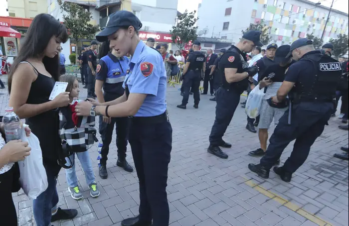 אוהדת נבחרת אלבניה נבדקת לפני המשחק מול נבחרת ישראל (AP) אוהדת נבחרת אלבניה נבדקת לפני המשחק מול נבחרת ישראל (AP)