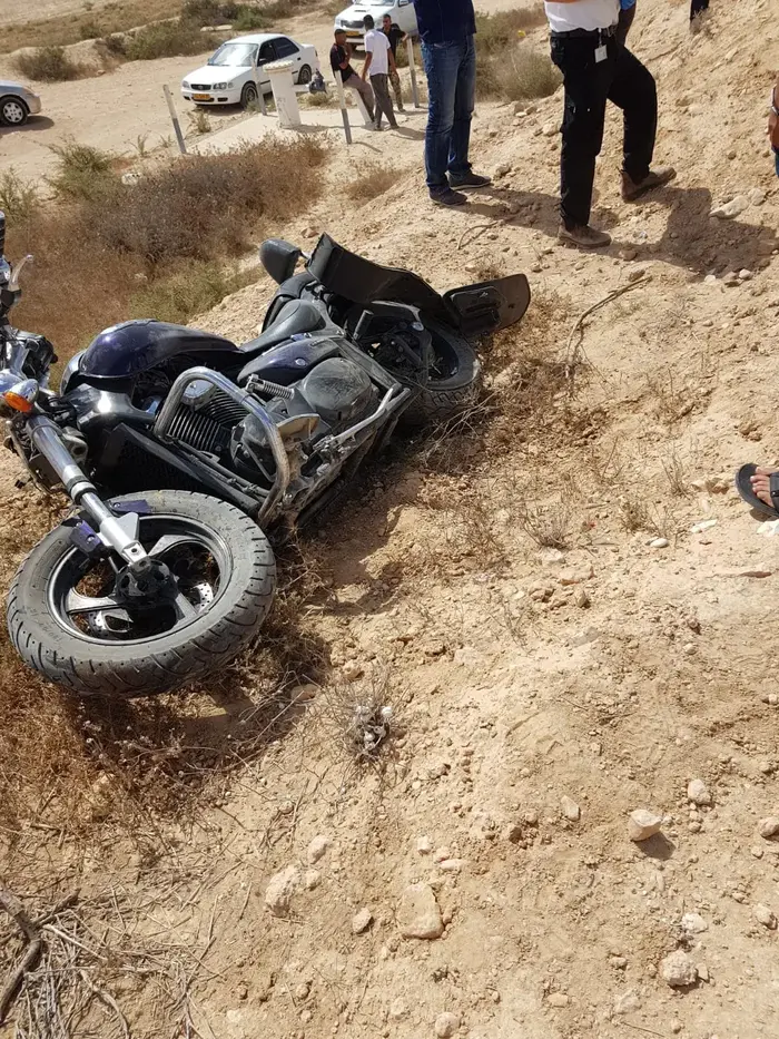 רוכב אופנוע נהרג בכביש 25 (מד"א , חי רז כהן תיעוד מבצעי מד"א) רוכב אופנוע נהרג בכביש 25 (מד"א , חי רז כהן תיעוד מבצעי מד"א)