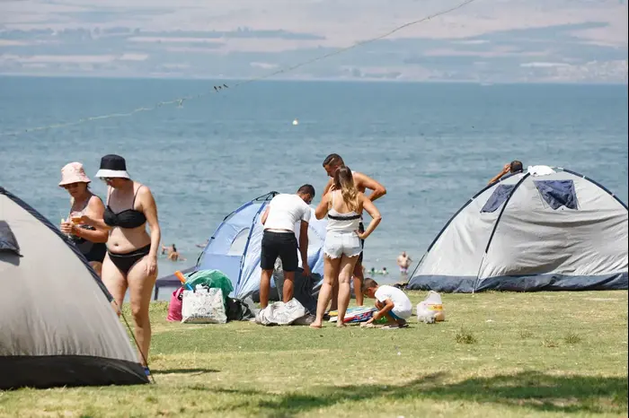 מטיילים ראש השנה רוחצים בכנרת (רשות הטבע והגנים , רשות הכנרת) מטיילים ראש השנה רוחצים בכנרת (רשות הטבע והגנים , רשות הכנרת)