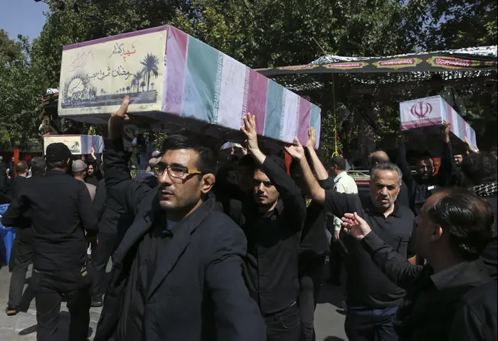 הלוויית חיילים שנהרגו במלחמה עם עיראק בטהראן, איראן, 13 בספטמבר 2018 (AP) הלוויית חיילים שנהרגו במלחמה עם עיראק בטהראן, איראן, 13 בספטמבר 2018 (AP)