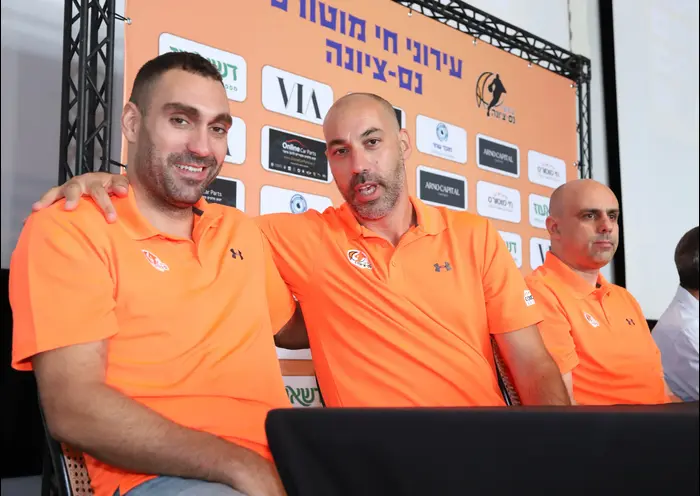 טל דן שחקן עירוני נס ציונה עם מנכ"ל מאיר טפירו (דני מרון) טל דן שחקן עירוני נס ציונה עם מנכ"ל מאיר טפירו (דני מרון)