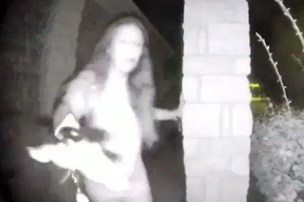 אישה מסתורית מצלצלת בדלת (אתר רשמי , Montgomery County Sheriff's Office) אישה מסתורית מצלצלת בדלת (אתר רשמי , Montgomery County Sheriff's Office)