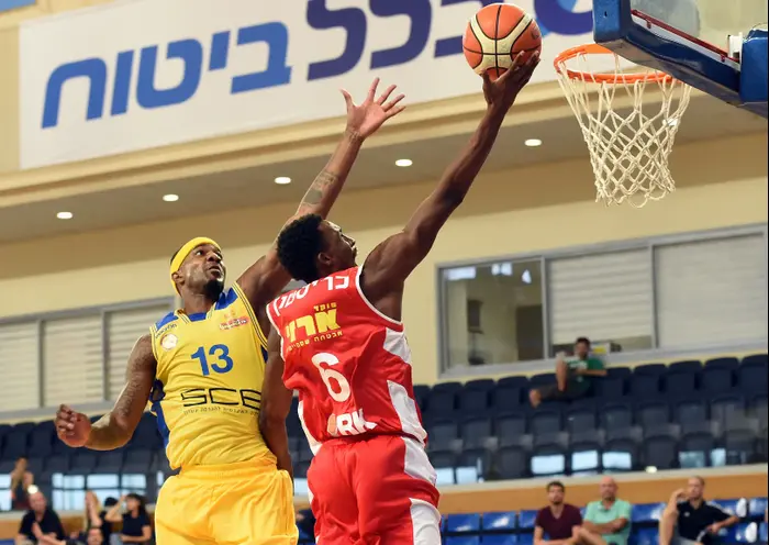 לנדון מילבורן שחקן מכבי אשדוד, סמאג' כריסטון שחקן הפועל באר שבע (ברני ארדוב) לנדון מילבורן שחקן מכבי אשדוד, סמאג' כריסטון שחקן הפועל באר שבע (ברני ארדוב)