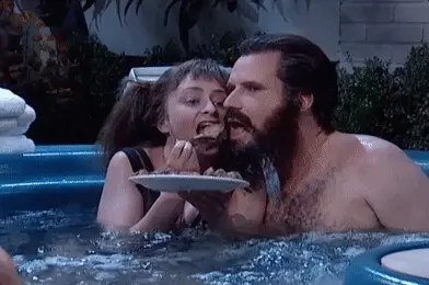 גיף אוכל בג'קוזי מתוך SNL (Giphy) גיף אוכל בג'קוזי מתוך SNL (Giphy)