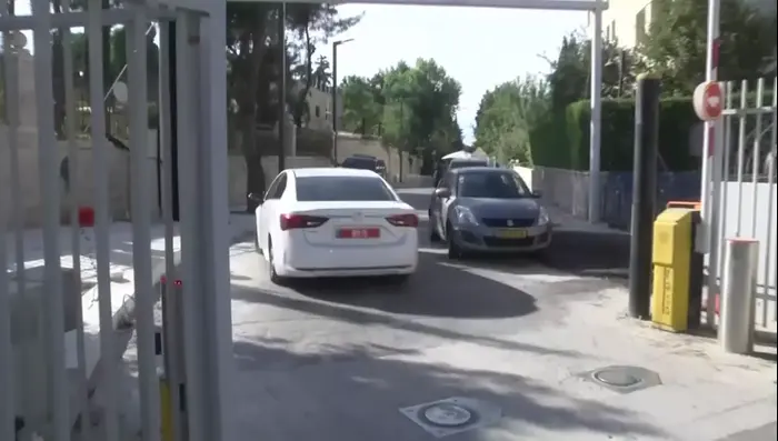 שוטרים וחוקרים מגיעים למעון ראש הממשלה כדי לחקור אותו בפעם ה-12 בפרשת 1000 ו-2000 - 5/10/18 (מערכת וואלה! NEWS) שוטרים וחוקרים מגיעים למעון ראש הממשלה כדי לחקור אותו בפעם ה-12 בפרשת 1000 ו-2000 - 5/10/18 (מערכת וואלה! NEWS)
