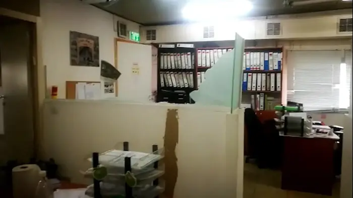 פיגוע הירי בברקן - תיעוד: הרס רב וזכוכיות מנופצות במשרד שבו נרצחו שני עובדים ע"י עובד פלסטיני (אתר רשמי) פיגוע הירי בברקן - תיעוד: הרס רב וזכוכיות מנופצות במשרד שבו נרצחו שני עובדים ע"י עובד פלסטיני (אתר רשמי)