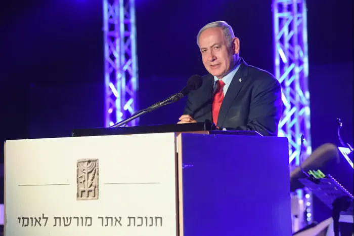 ראש הממשלה בנימין נתניהו ורעייתו שרה בחנוכת בית כנסת באתר הארכיאולוגי "עין קשתות"-רמת הגולן (מערכת וואלה! NEWS , צילום: עמוס בן גרשום לע"מ) ראש הממשלה בנימין נתניהו ורעייתו שרה בחנוכת בית כנסת באתר הארכיאולוגי "עין קשתות"-רמת הגולן (מערכת וואלה! NEWS , צילום: עמוס בן גרשום לע"מ)