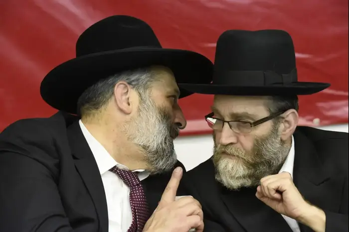 משה גפני ואריה דרעי בפתיחת מטה הבחירות לראשות עיר בית שמש (ראובן קסטרו) משה גפני ואריה דרעי בפתיחת מטה הבחירות לראשות עיר בית שמש (ראובן קסטרו)