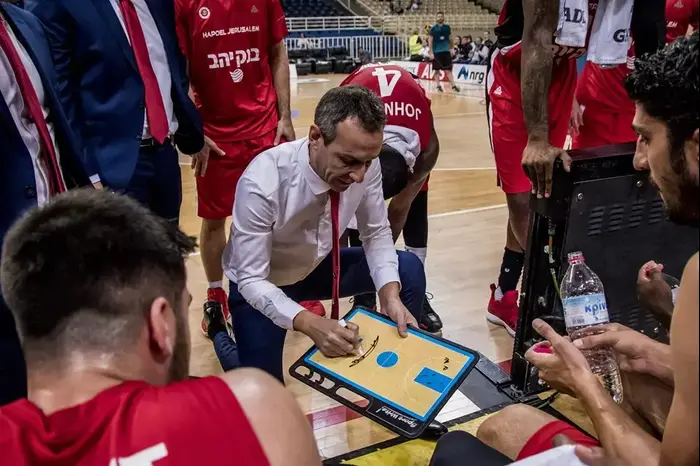 מאמן הפועל ירושלים עודד קטש (אתר רשמי , אתר FIBA) מאמן הפועל ירושלים עודד קטש (אתר רשמי , אתר FIBA)