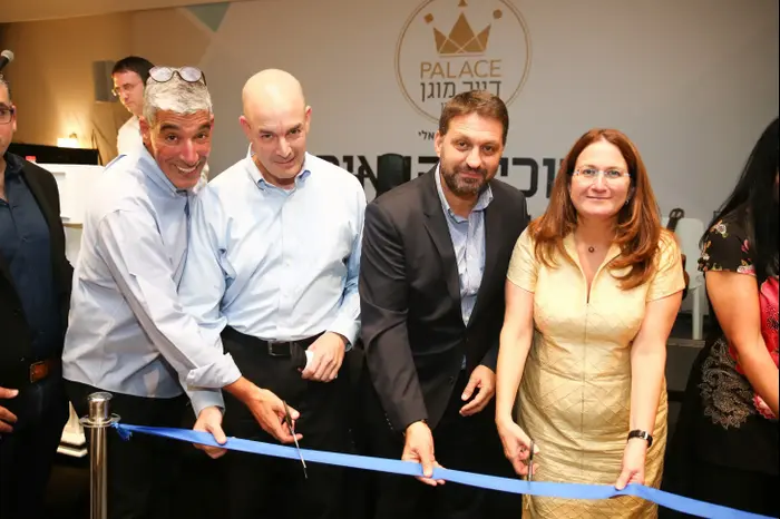 גיל הזהב דנה עזריאלי, חיים ביבס, אייל חנקין ויורם בן פורת (יח"צ)
