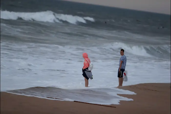 גולשים בחוף בעיר קשקאיש, פורטוגל, לפני הגעת הוריקן לזלי, 13 באוקטובר 2018 (רויטרס)