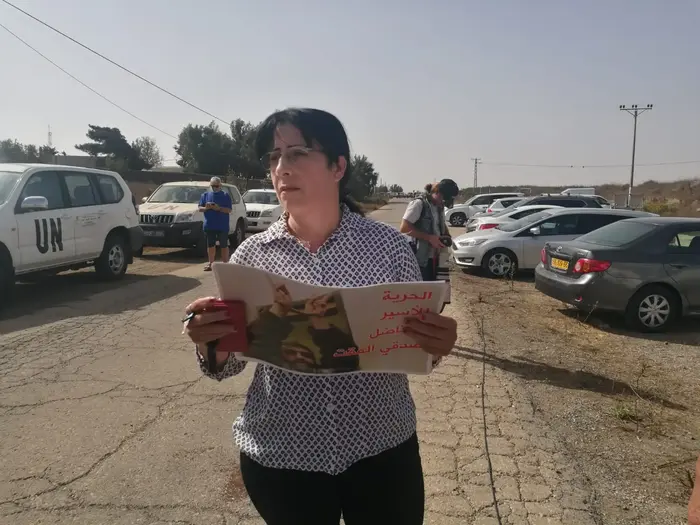 פתיחת מעבר קוניטרה דרוזית מהגולן מחזיקה תמונה של אסיר בטחוני דרוזי שיושב בכלא ישראל ומסרבת לדבר עברית (מערכת וואלה! NEWS , אלי אשכנזי) פתיחת מעבר קוניטרה דרוזית מהגולן מחזיקה תמונה של אסיר בטחוני דרוזי שיושב בכלא ישראל ומסרבת לדבר עברית (מערכת וואלה! NEWS , אלי אשכנזי)