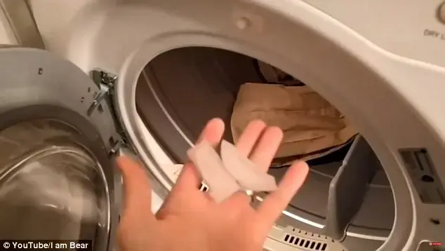 קוביות קרח בחייבש כביסה (צילום מסך) קוביות קרח בחייבש כביסה (צילום מסך)
