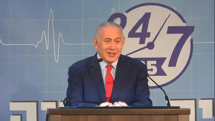 "תביאי דברים מעניינים" - נתניהו נזף בתושבת ק"ש שמחתה על היעדר התשתיות הרפואיות: "את משעממת אותנו" (שלומי גבאי) "תביאי דברים מעניינים" - נתניהו נזף בתושבת ק"ש שמחתה על היעדר התשתיות הרפואיות: "את משעממת אותנו" (שלומי גבאי)