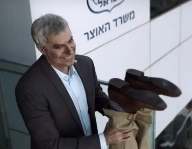 משה כחלון בפרסומת של הלמן אלדובי (צילום מסך) משה כחלון בפרסומת של הלמן אלדובי (צילום מסך)