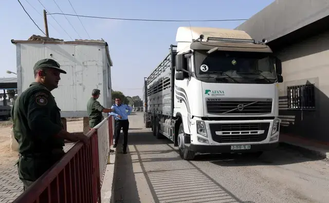 משאיות עוברות במעבר כרם שלום בעזה - 21/10/18 (מערכת וואלה! NEWS , רויטרס) משאיות עוברות במעבר כרם שלום בעזה - 21/10/18 (מערכת וואלה! NEWS , רויטרס)