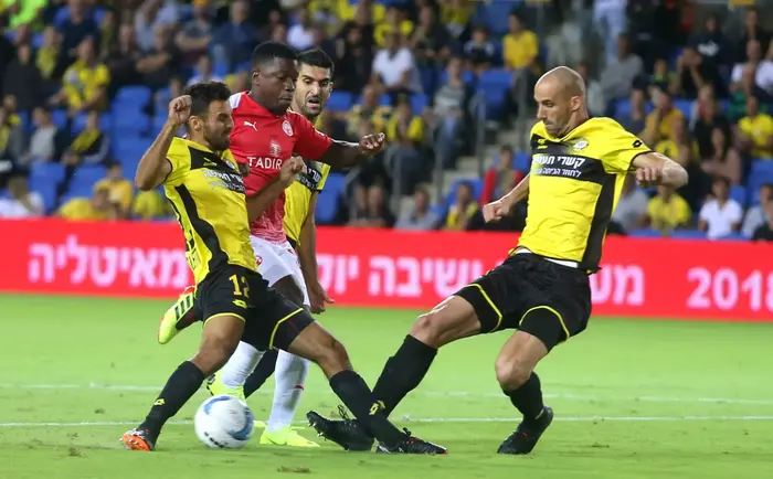 נייג'ל האסלביינק שחקן הפועל באר שבע מול ברנקו ורגוץ' שחקן מכבי נתניה, ג'ונתן בורנשטיין (קובי אליהו) נייג'ל האסלביינק שחקן הפועל באר שבע מול ברנקו ורגוץ' שחקן מכבי נתניה, ג'ונתן בורנשטיין (קובי אליהו)