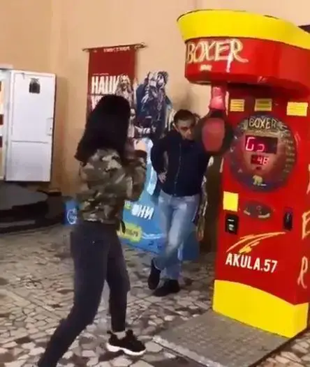 אישה שולחת אגרוף לפרצוף של בן זוגה (מערכת וואלה! NEWS) אישה שולחת אגרוף לפרצוף של בן זוגה (מערכת וואלה! NEWS)