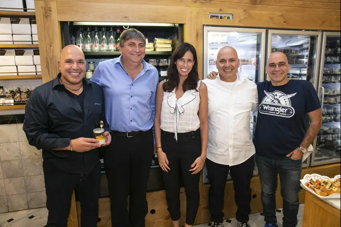 יוחאי שמו, עופר שמו, רוני קרני, ירון אשל ומיקי שמו (יח"צ , לנס הפקות) יוחאי שמו, עופר שמו, רוני קרני, ירון אשל ומיקי שמו (יח"צ , לנס הפקות)