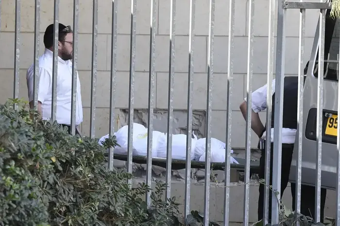 הלווית בני משפחת עטר שנהרגו בתאונה בים המלח (ראובן קסטרו) הלווית בני משפחת עטר שנהרגו בתאונה בים המלח (ראובן קסטרו)