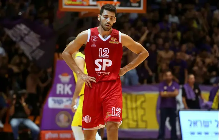 רפי מנקו שחקן הפועל תל אביב מאוכזב (קובי אליהו) רפי מנקו שחקן הפועל תל אביב מאוכזב (קובי אליהו)