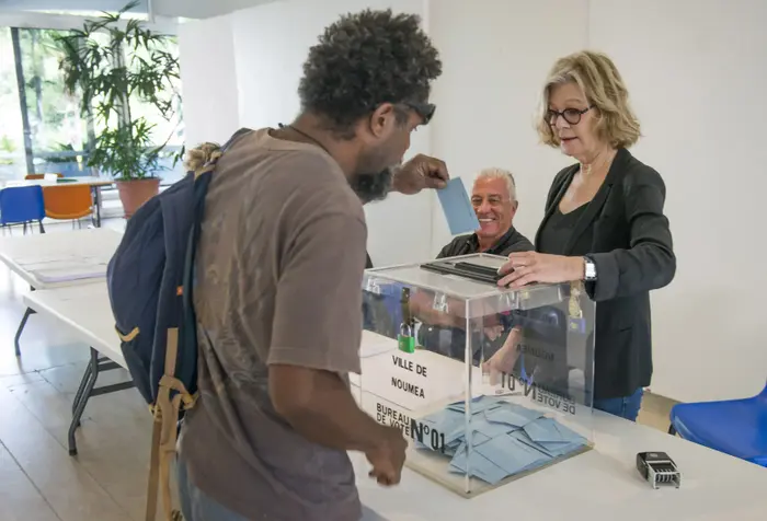 מצביעים בבחירות בקלדוניה
קבוצת איים בדרום מערב האוקיינוס השקטה 4 בנובמבר 2018 (AP) מצביעים בבחירות בקלדוניה
קבוצת איים בדרום מערב האוקיינוס השקטה 4 בנובמבר 2018 (AP)