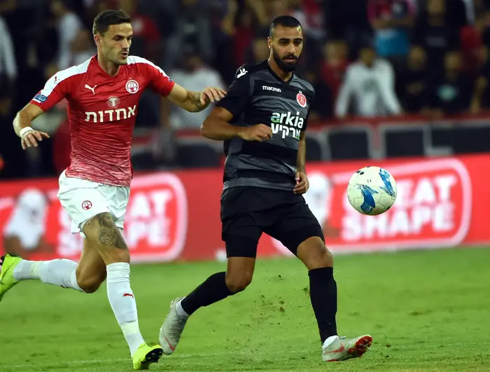 רמזי ספורי שחקן הפועל תל אביב לפני אריק סאבו שחקן הפועל באר שבע (ברני ארדוב) רמזי ספורי שחקן הפועל תל אביב לפני אריק סאבו שחקן הפועל באר שבע (ברני ארדוב)
