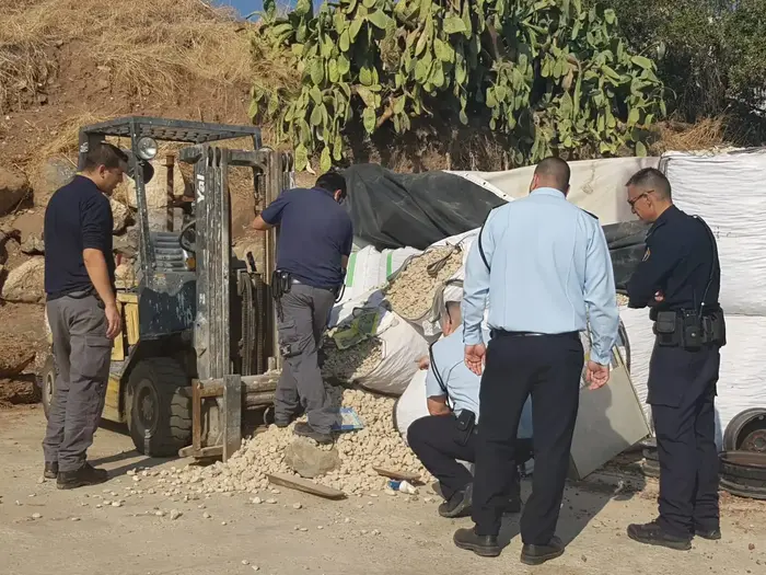 גבר ללא רוח חיים נמצא מתחת שקי חול בטבריה 6 בנובמבר 2018 (יח"צ , דוברות המשטרה)