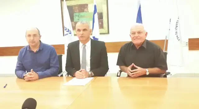 שר האוצר משה כחלון, שר העבודה והרווחה חיים כץ ויו''ר ההסתדרות אבי ניסנקורן נפגשו והסכימו על הוספת תקנים תוספתיים למינהל הבטיחות, ובכך מנעו את השביתה במשק מחר (אתר רשמי) שר האוצר משה כחלון, שר העבודה והרווחה חיים כץ ויו''ר ההסתדרות אבי ניסנקורן נפגשו והסכימו על הוספת תקנים תוספתיים למינהל הבטיחות, ובכך מנעו את השביתה במשק מחר (אתר רשמי)